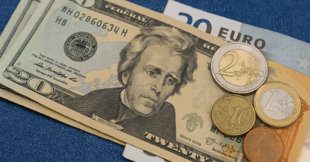 Comparação entre dólar e euro: como famílias podem economizar viajando após as férias de agosto